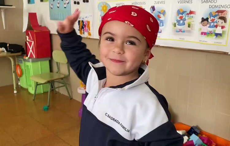 El colegio Sagrada Familia de Utrera se une al reto del pañuelo por el Día Mundial del Cáncer Infantil