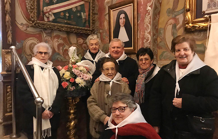 Una ofrenda floral en Consolación para comenzar la Semana Janeriana del colegio Sagrada Familia