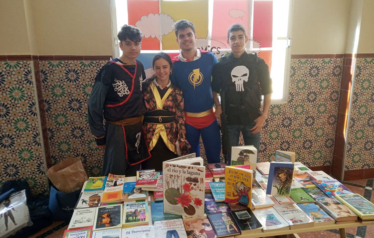 Una feria del libro entre disfraces en los Salesianos