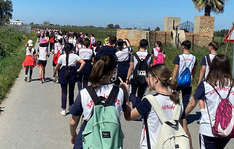 Más de medio millar de escolares de Utrera dan vida a una marcha solidaria por el terremoto de Siria y Turquía [FOTOS Y VÍDEO]