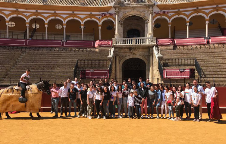 El colegio salesiano de Utrera participa en un taller de tauromaquia para estudiantes en la Maestranza de Sevilla