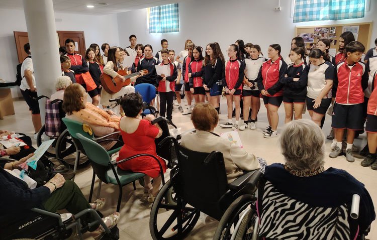 Los Salesianos llevan la fiesta de María Auxiliadora hasta el geriátrico de La Mulata [IMÁGENES]