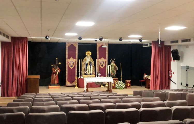 El cierre de la parroquia de Los Molares transforma en una capilla el salón de actos del Ayuntamiento