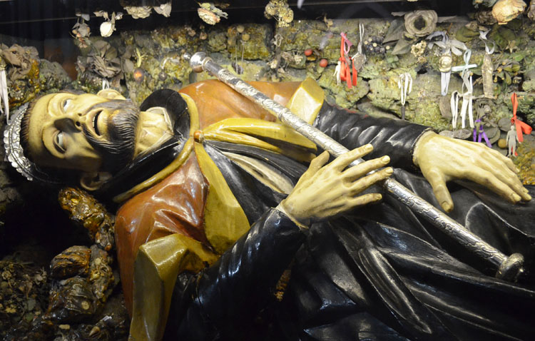 Retirada al culto la imagen de San Francisco Javier para su restauración