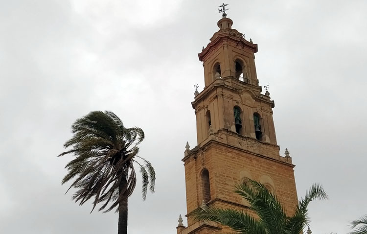 El cementerio y los parques de Utrera cierran ante la previsión de fuertes vientos