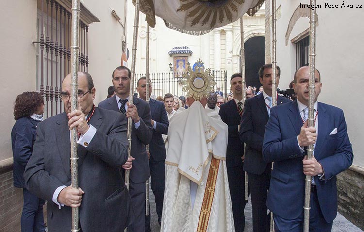 Doble convocatoria en la mañana del Domingo de Resurrección con el Santísimo bajo palio