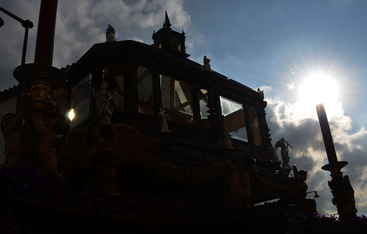 Utrera cierra su Semana Santa en San Francisco con una tarde de Sábado Santo para acompañar al Santo Entierro