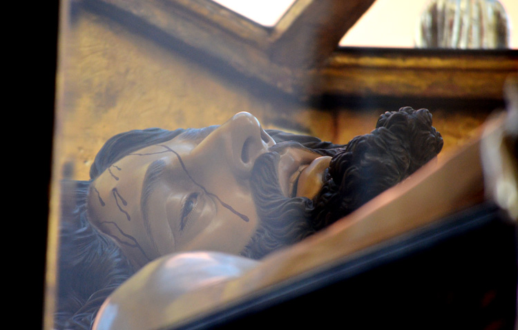 El Santo Entierro marca el cierre a las estaciones de penitencia de la Semana Santa de Utrera