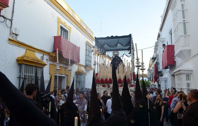 El Santo Entierro marca este sábado en Utrera el cierre a las estaciones de penitencia de la Semana Santa