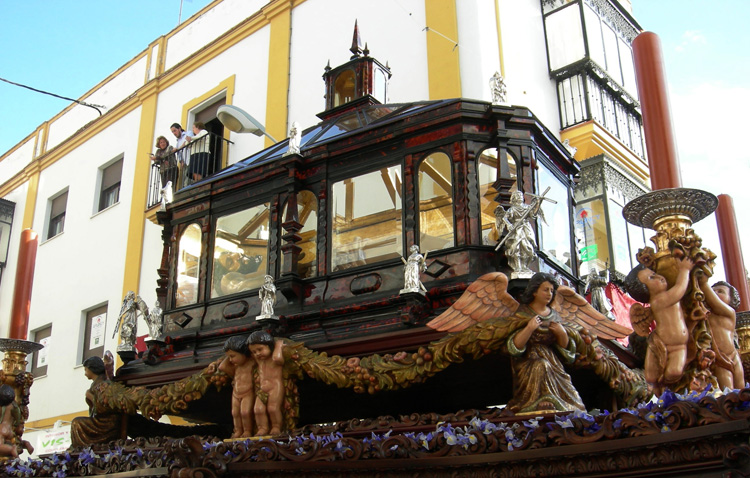 El Santo Entierro cierra las estaciones de penitencia de la Semana Santa de Utrera