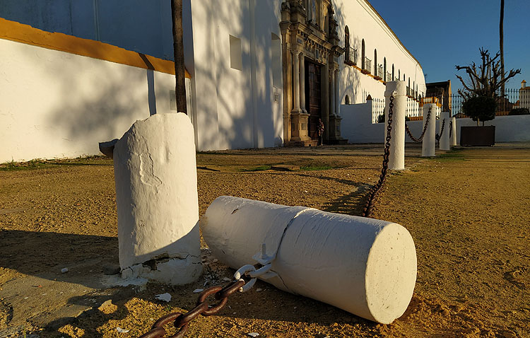 Aparece destrozada una de las columnas situadas delante del santuario de Consolación