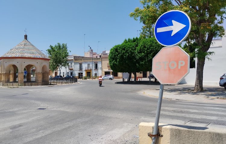 La ‘dirección obligatoria’ junto a la explanada del Matadero, una señal que casi todo el mundo ignora