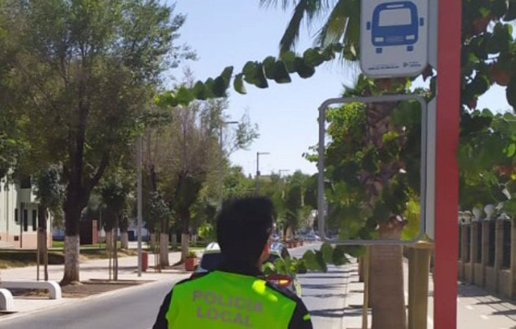 El Ayuntamiento incrementará la vigilancia para evitar el vandalismo contra la señalética de las paradas del autobús urbano