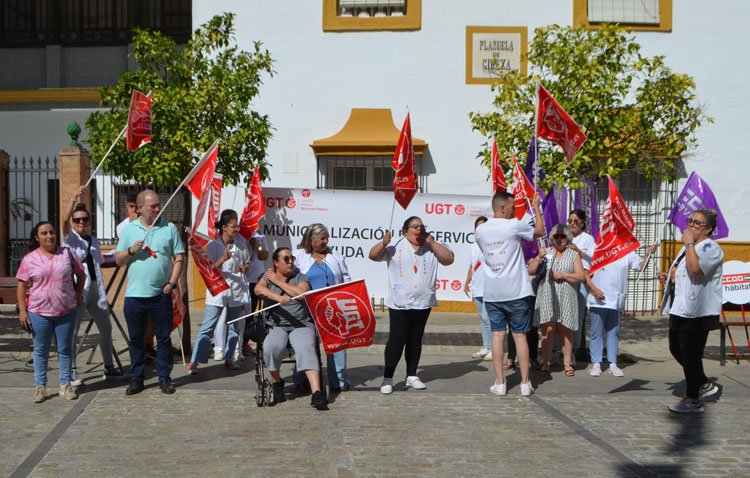 Los trabajadores de ayuda a domicilio de Utrera salen a la calle para reclamar la municipalización del servicio