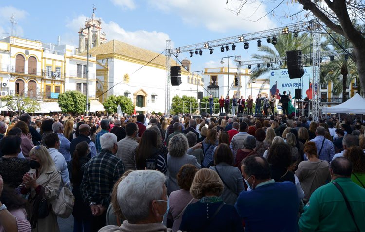 El compás por sevillanas, protagonista de una gran fiesta en la plaza del Altozano