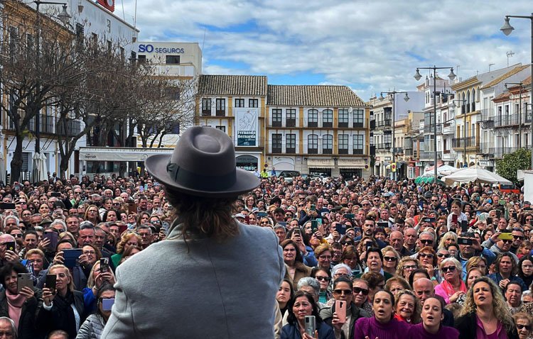 Una multitudinaria gala de ‘Sevillanísima’ abarrotó la utrerana plaza del Altozano [GALERÍA]