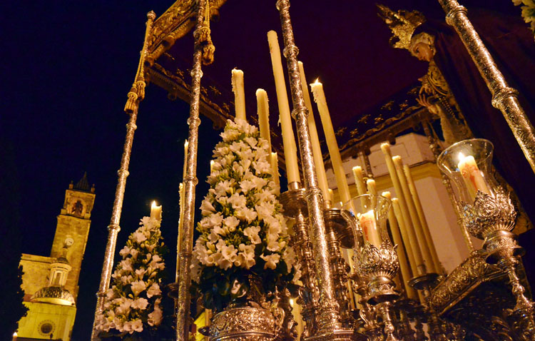 Intensas horas en Utrera para enlazar el Jueves Santo y el Viernes Santo