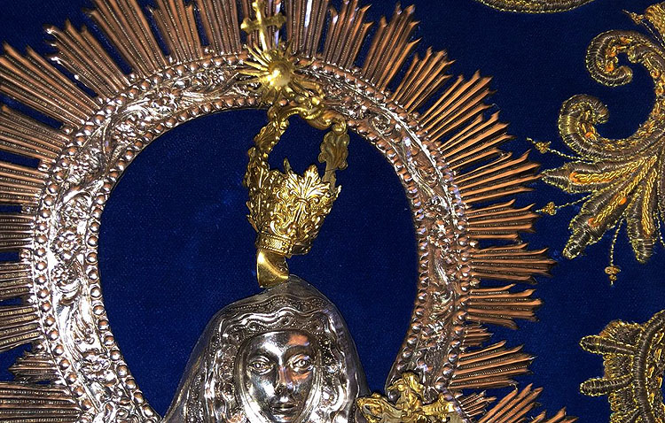 El detenido tras una persecución por Utrera intentó robar la corona del simpecado de la Virgen de Consolación