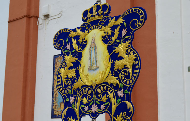 La hermandad de Fátima sustituye la visita de su Virgen a San José con un rosario ante el simpecado en la parroquia