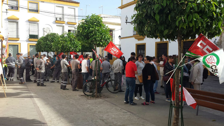 El peor conflicto de la democracia con el gobierno local lleva a los trabajadores municipales a protestar en la calle