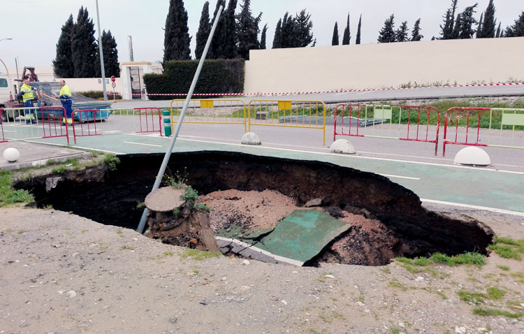 La persistencia de las lluvias provoca un gran socavón junto al tanatorio de Utrera