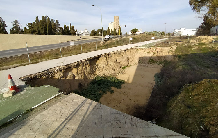 El socavón junto al tanatorio de Utrera será historia por fin gracias a un proyecto que ejecutará Aguas del Huesna