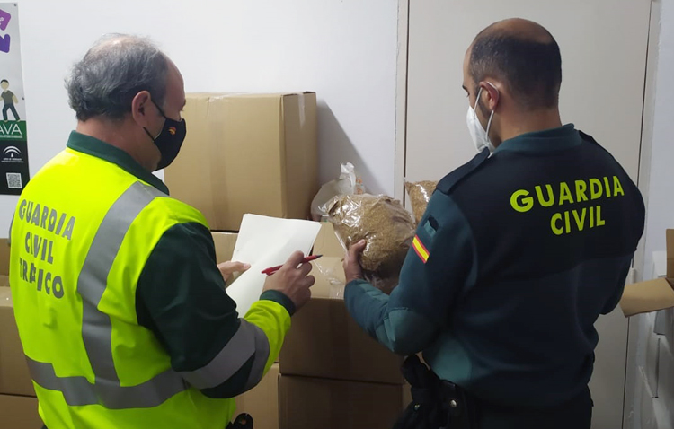 La Guardia Civil de Utrera sorprende a dos personas circulando con 219 kilos de tabaco de contrabando en el coche