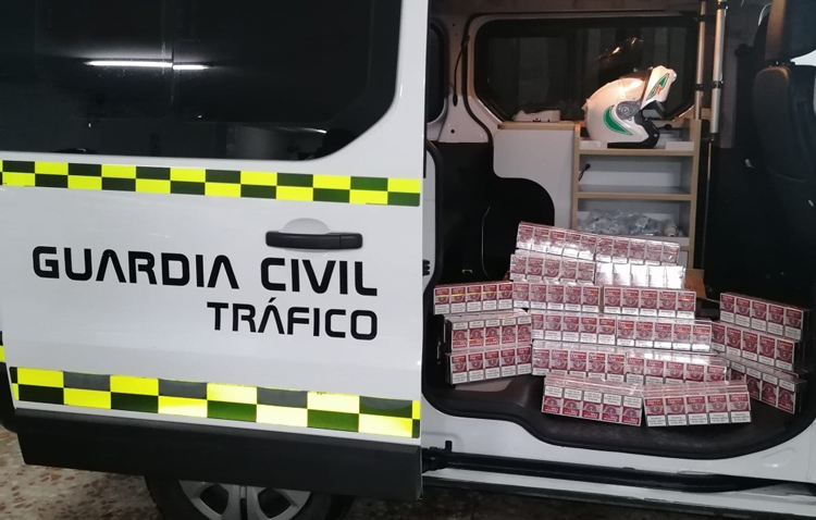 La Guardia Civil de Utrera sorprende a una persona con 500 cajetillas de tabaco de contrabando escondidas en su maletero