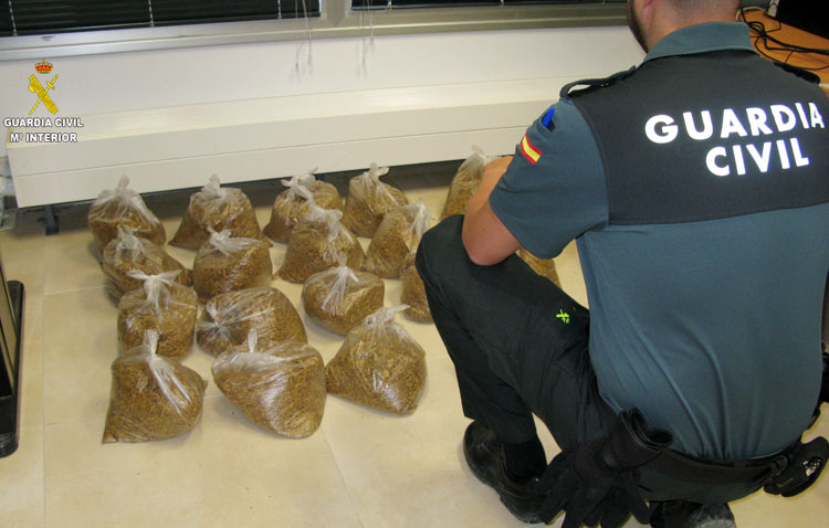 La Guardia Civil de Utrera incauta 19 kilogramos de tabaco de liar ilegal