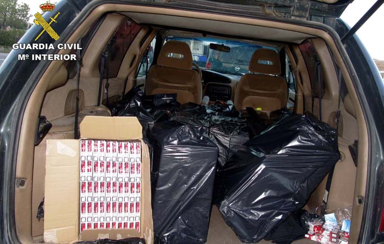Detenida una utrerana por un delito de contrabando de tabaco llevando 6.500 cajetillas en su vehículo