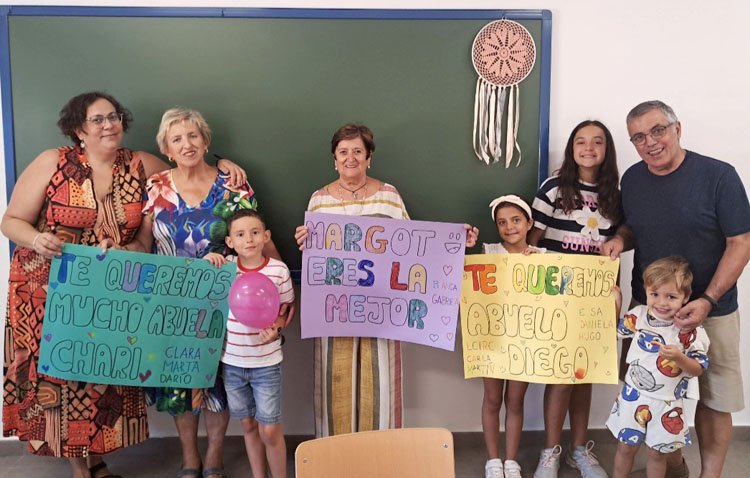 Abuelos y nietos, unidos en un taller intergeneracional en Utrera donde intercambiar valores, conocimientos y aprendizajes