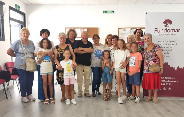 Nietos y abuelos, unidos por un proyecto intergeneracional para disfrutar del verano en Utrera