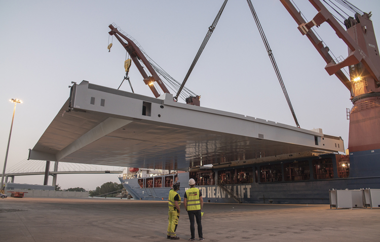 Tecade marca un hito en el Puerto de Sevilla con el embarque de la última pieza para el puente de Gotemburgo