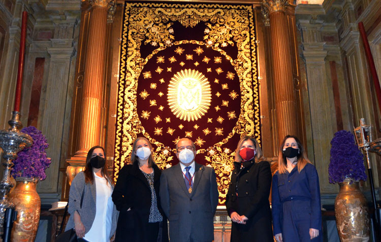 La hermandad del Silencio presenta el nuevo techo de palio de la Virgen de las Lágrimas, otra joya del bordado local