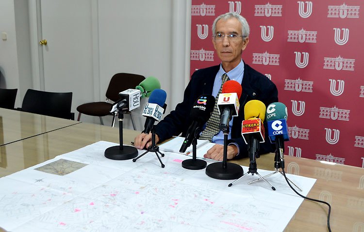 «Utrera ha perdido varios centenares de árboles por un enorme temporal que podríamos calificar casi como un huracán»