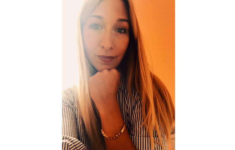 Una utrerana recupera gracias a Facebook una pulsera que perdió hace casi 20 años