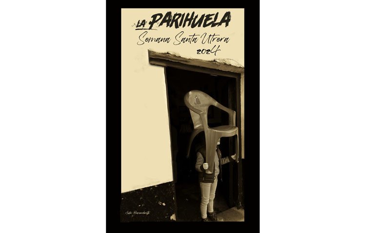 Un niño jugando a ser costalero con una silla en la cabeza, protagonista del cartel de la tertulia cofrade ‘La parihuela’
