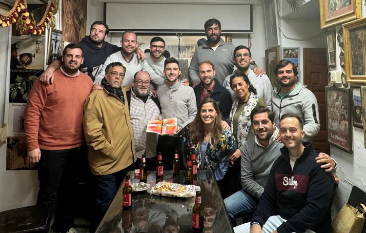 El presentador del pregonero de la Semana Santa de Utrera recibe la tradicional libreta de la tertulia ‘La parihuela’