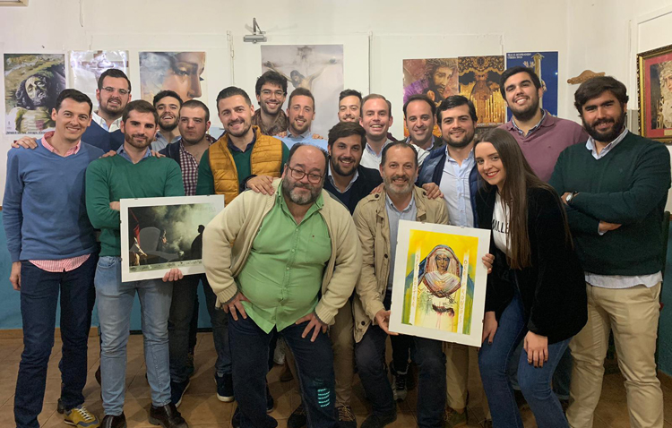 El presentador del pregonero de la Semana Santa recibe la libreta de la tertulia «La parihuela»