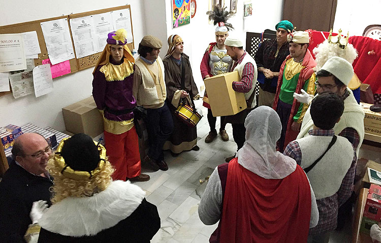 La tertulia cofrade «La parihuela» reparte regalos entre los utreranos