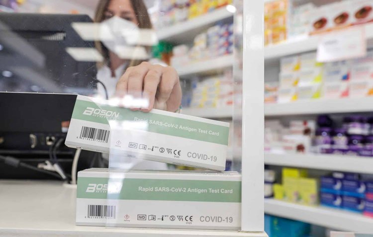 ¿Qué debo hacer si tengo síntomas compatibles con la COVID-19 o si he dado positivo en un test de la farmacia?