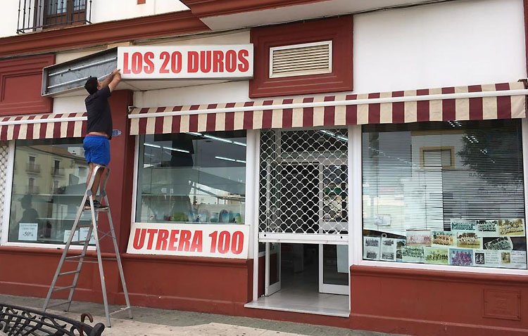 La emblemática tienda de ‘Los 20 duros’ echa el cierre tras casi tres décadas de actividad [AUDIO ENTREVISTA COPE UTRERA]