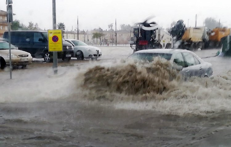 Una colisión de dos frentes tormentosos deja en Utrera 25 litros de agua y granizo [FOTOS Y VÍDEOS]