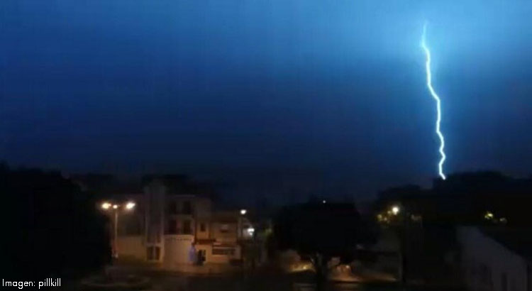 Una noche de miedo con la espectacular tormenta que descargó sobre Utrera (VÍDEO)