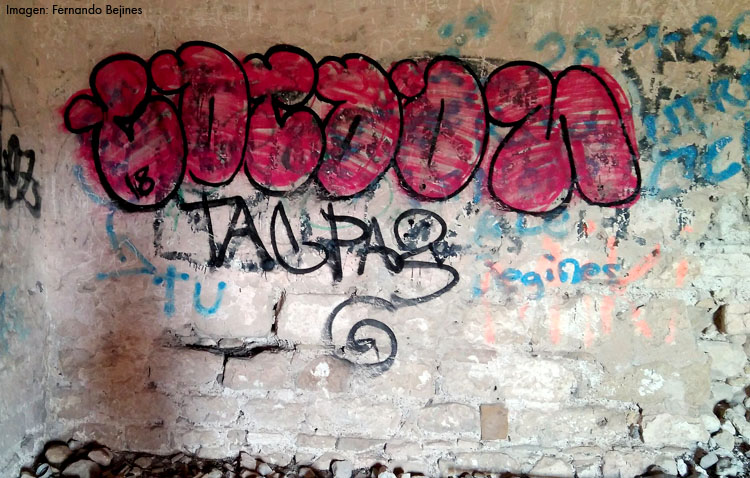 El abandono y el vandalismo se ceban con la medieval Torre del Águila