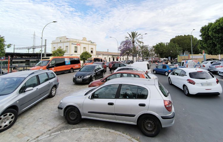 El caos de tráfico se adueña a diario del entorno de la estación de trenes de Utrera