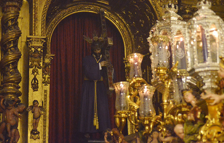Traslado de Jesús Nazareno a su paso procesional