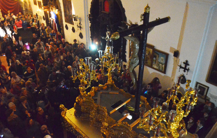 La hermandad de la Trinidad celebra su tradicional vía crucis y traslado del Cristo de los Afligidos al paso procesional