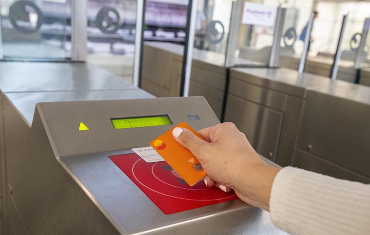 Renfe implanta un sistema en los trenes de Cercanías de Utrera para el acceso y pago directo en los tornos con tarjeta bancaria