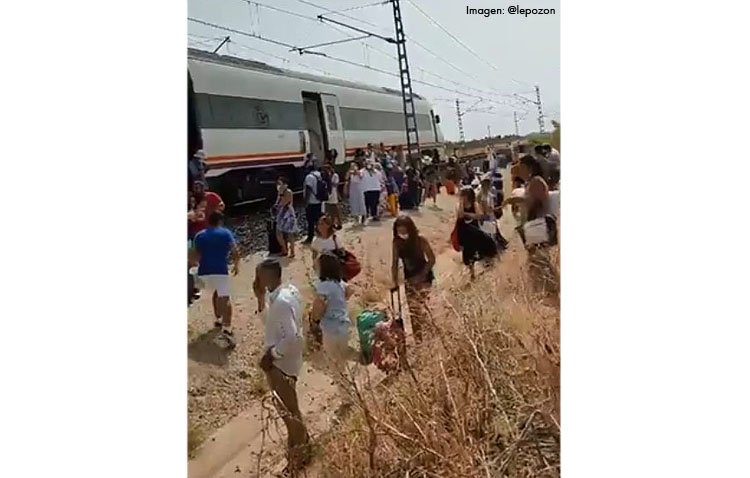 Un incendio en un tren entre Utrera y Dos Hermanas obliga a desalojar a los pasajeros en mitad del campo